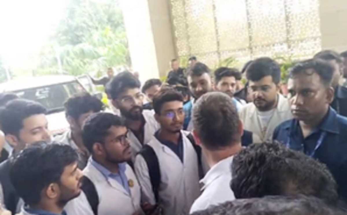 रायबरेली एम्स में मेडिकल छात्रों से मिले राहुल गांधी, मरीजों का जाना हाल